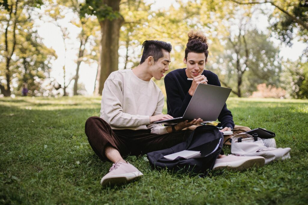 2人の大学生が勉強している