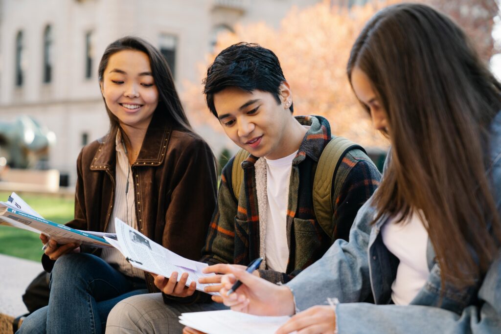 3人の大学生が一緒に勉強している