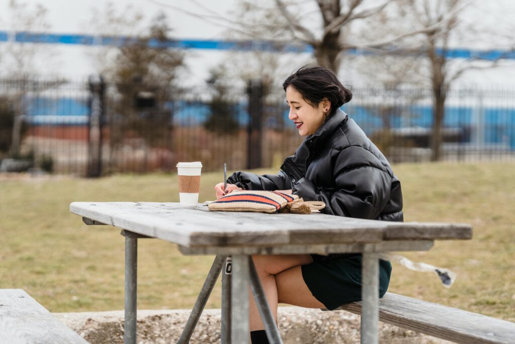 大学生がベンチで勉強をしている