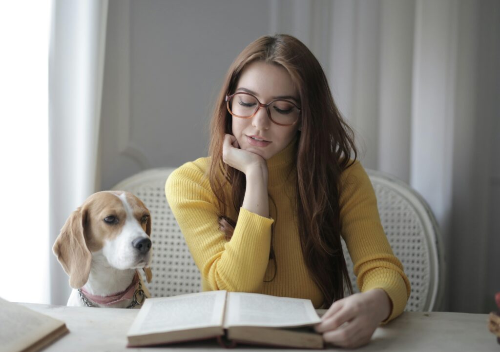 英語学習をする女性の写真