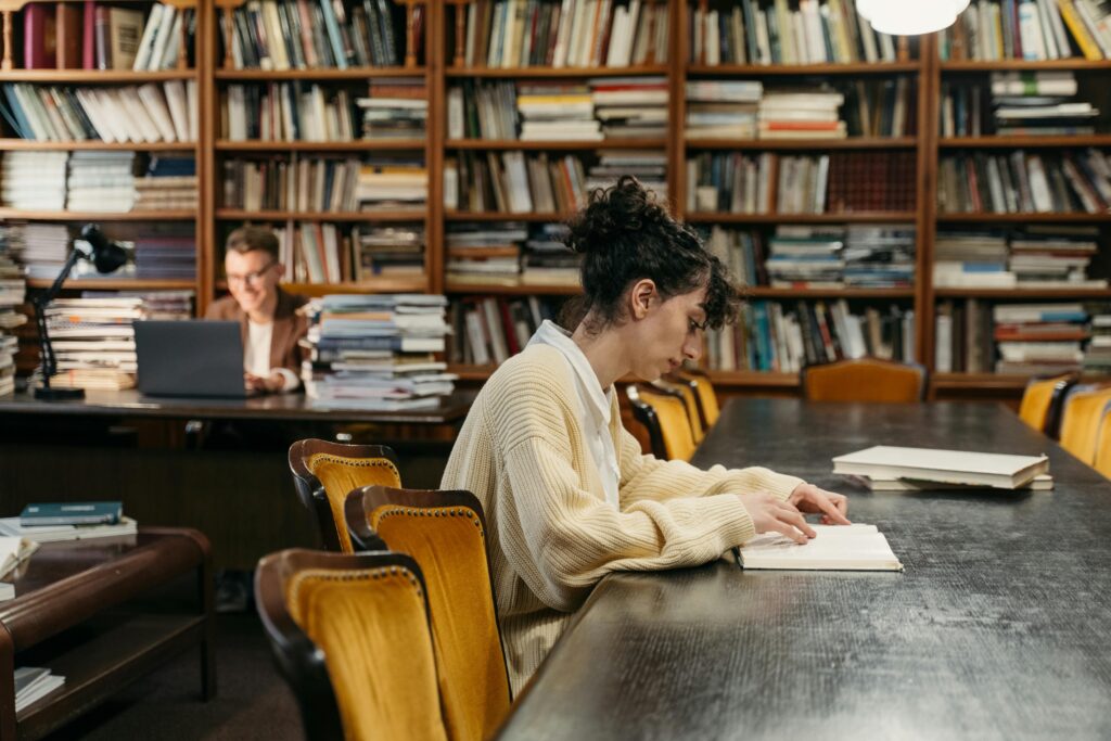 英語学習をする女性の様子を写した写真